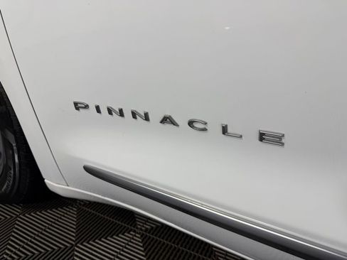 Used 2023 Chrysler Pacifica Pinnacle image 12