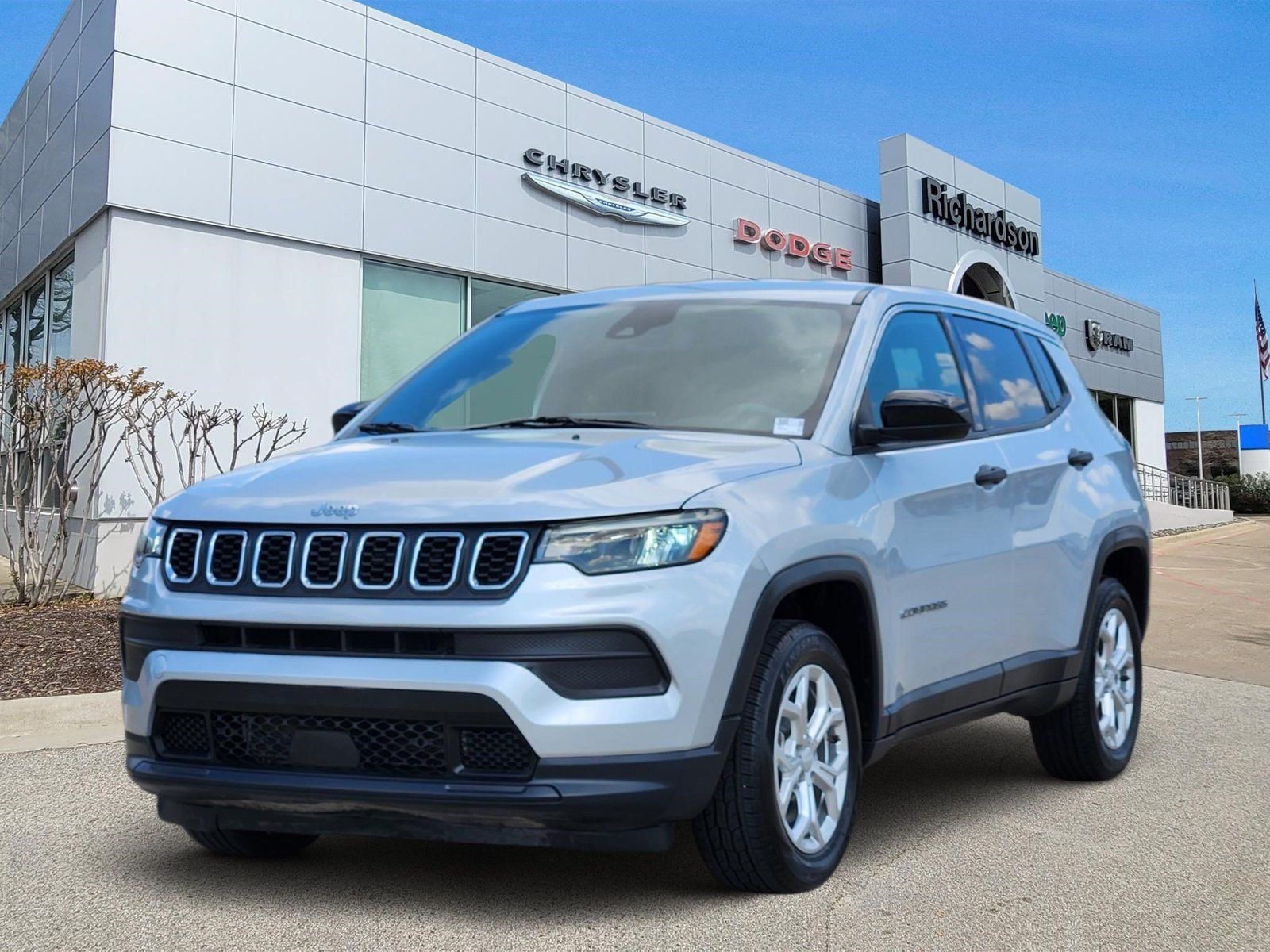 Used 2024 Jeep Compass Sport AWD/4WD image 2