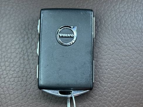 Used 2023 Volvo XC60 B5 Plus image 25