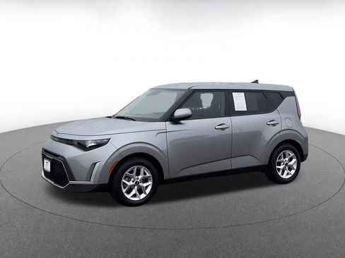 Used 2025 Kia Soul LX w/ LX Technology Package FWD image 8