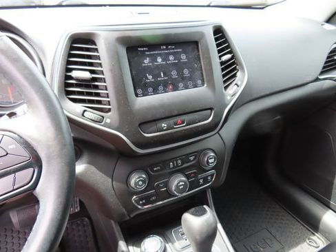 Used 2019 Jeep Cherokee Latitude Plus AWD/4WD image 18