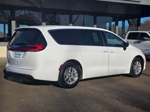 Used 2024 Chrysler Pacifica Touring-L image 33