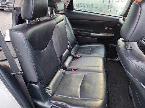 Used 2017 Toyota Prius V image 19