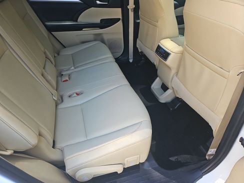 Used 2019 Toyota Highlander SE AWD/4WD image 26