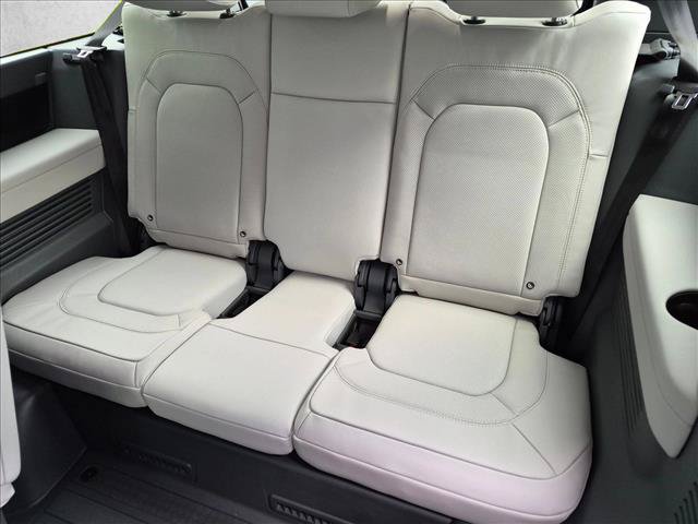 New 2026 Land Rover Defender 130 X-Dynamic SE AWD/4WD image 16