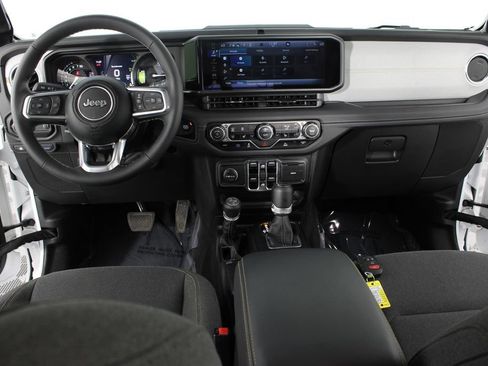 Used 2025 Jeep Wrangler Unlimited Sahara AWD/4WD image 9