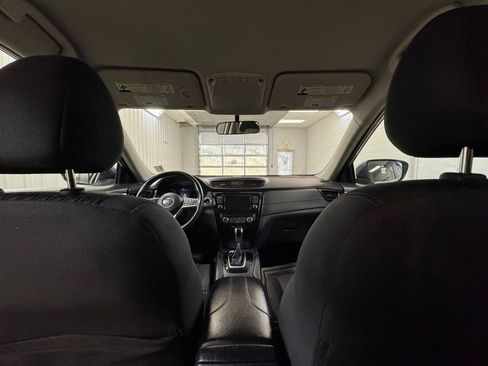 Used 2018 Nissan Rogue SV image 19