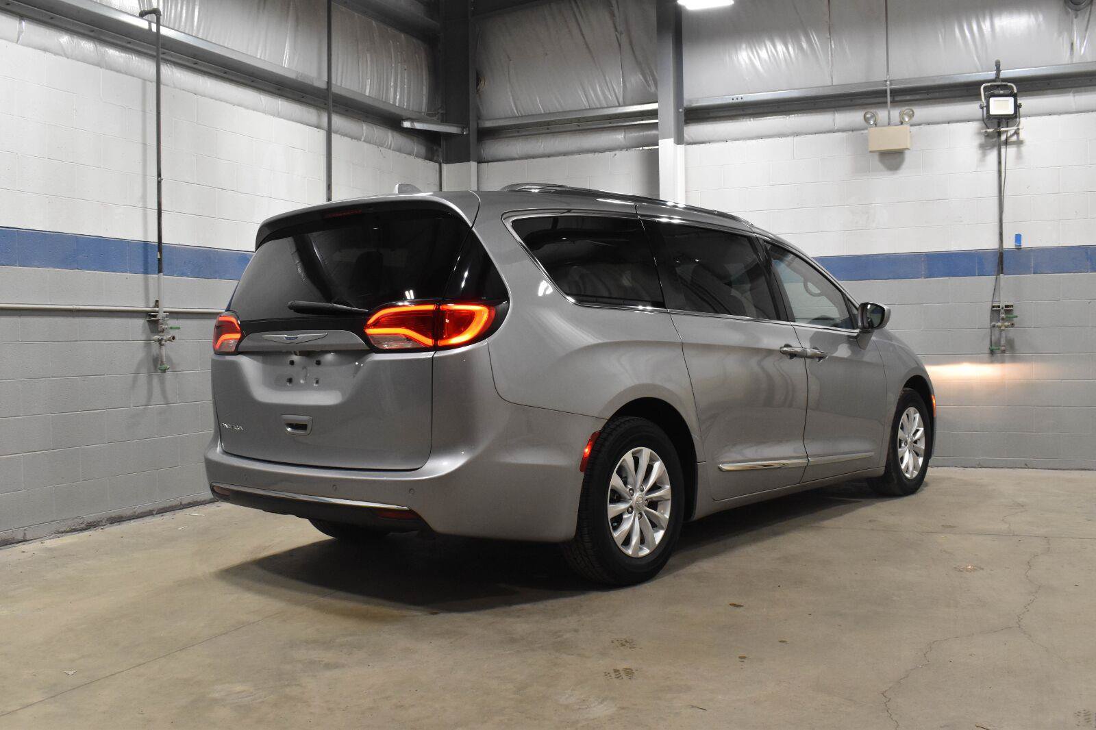 Used 2018 Chrysler Pacifica Touring-L FWD image 25