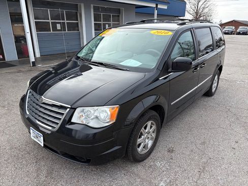 Used 2010 Chrysler Town & Country Touring image 7