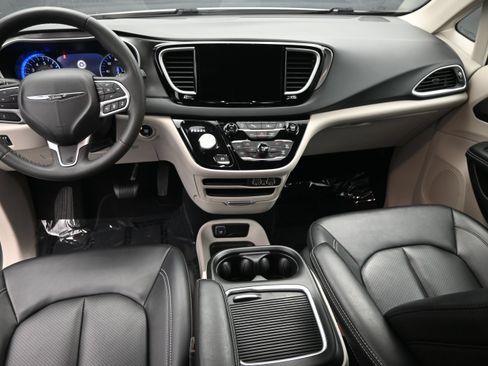 Used 2024 Chrysler Pacifica Touring-L FWD image 14