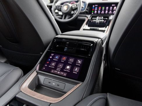 Certified 2025 Porsche Panamera image 29