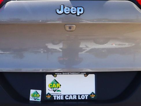 Used 2017 Jeep Cherokee Latitude w/ Comfort/Convenience Group image 21