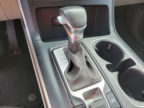 Used 2022 Kia Carnival LX FWD image 28