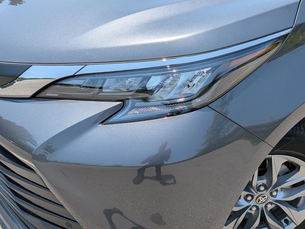 Used 2025 Toyota Sienna XLE w/ XLE Plus Package FWD image 7
