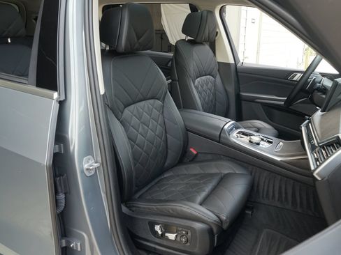 Used 2024 BMW X7 xDrive40i w/ Premium Package AWD/4WD image 4