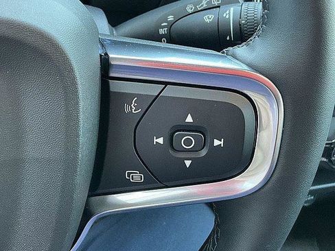 Certified 2025 Volvo XC40 B5 Plus AWD/4WD image 29