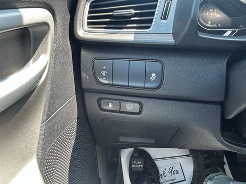 Used 2017 Kia Niro LX FWD image 26
