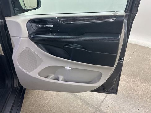 Used 2016 Chrysler Town & Country Touring FWD image 20