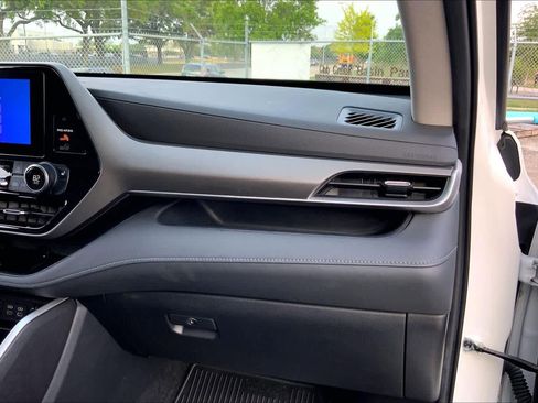 Used 2023 Toyota Highlander XLE image 18
