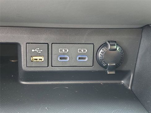 Used 2022 Toyota Highlander XLE FWD image 23