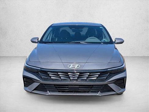 Used 2025 Hyundai Elantra SEL image 2
