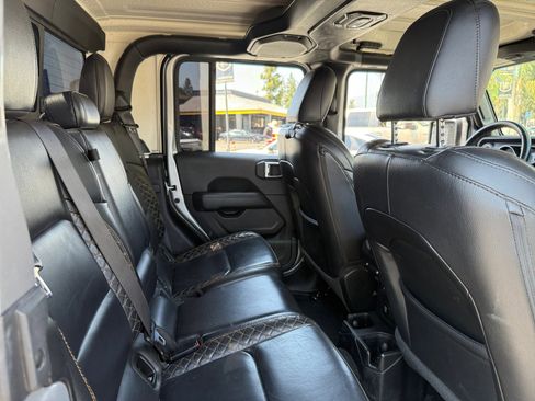 Used 2021 Jeep Gladiator Overland image 17