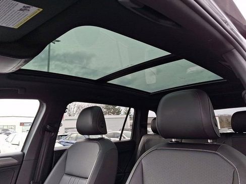 Certified 2024 Volkswagen Tiguan SE R-Line image 17