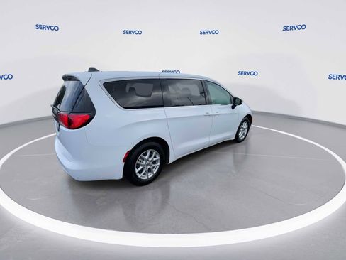 Used 2022 Chrysler Voyager LX image 8