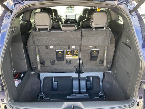 Used 2025 Toyota Sienna Platinum image 6