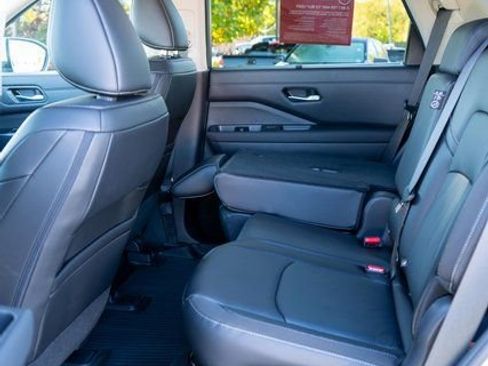Certified 2025 Nissan Pathfinder SL image 12