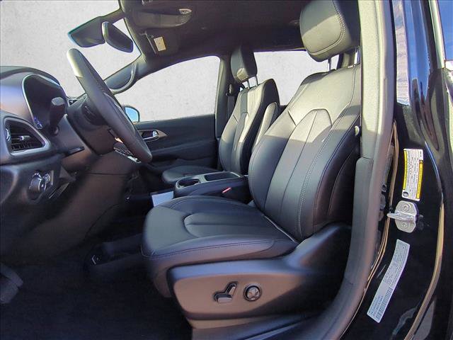 New 2026 Chrysler Pacifica Select AWD/4WD image 3