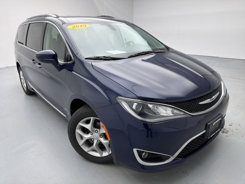 Used 2019 Chrysler Pacifica Touring-L Plus w/ Tire & Wheel Group image 4