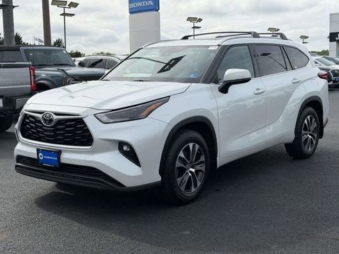 Used 2022 Toyota Highlander XLE AWD/4WD image 4
