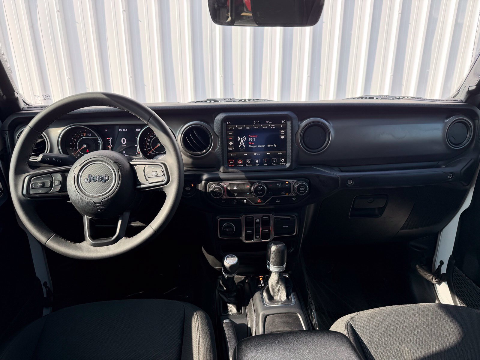 Used 2023 Jeep Gladiator Sport AWD/4WD image 13