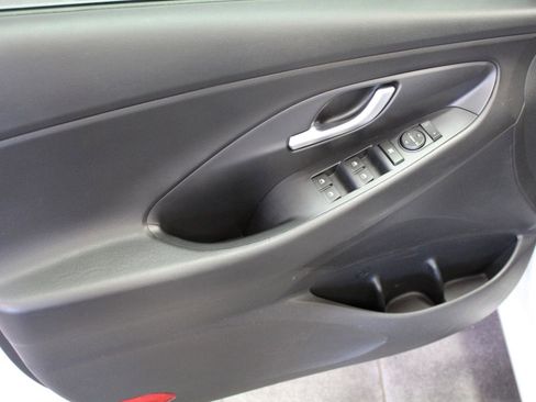 Used 2018 Hyundai Elantra GT FWD image 17
