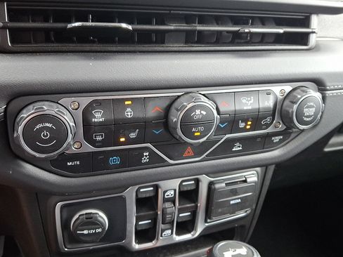 Used 2025 Jeep Wrangler Unlimited Sahara AWD/4WD image 15