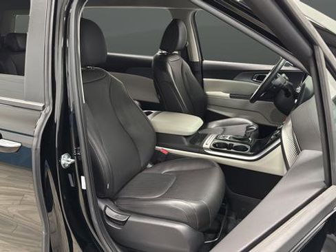 Used 2024 Kia Carnival LX image 23