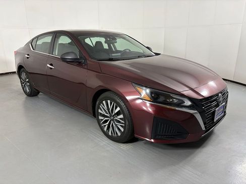 Used 2024 Nissan Altima 2.5 SV FWD image 2
