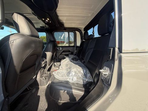Used 2020 Jeep Gladiator Overland AWD/4WD image 19