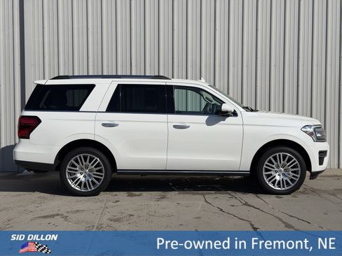 Used 2023 Ford Expedition Limited image 3
