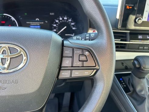 Used 2025 Toyota Sienna LE image 22