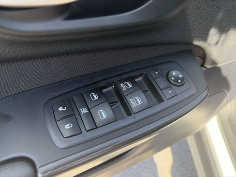 Used 2016 Jeep Cherokee Latitude FWD image 18