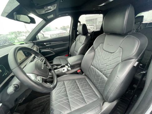 Used 2025 Kia Telluride AWD image 19