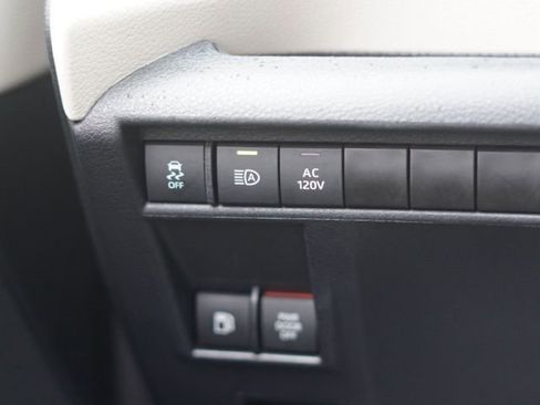 Used 2023 Toyota Sienna Limited image 17