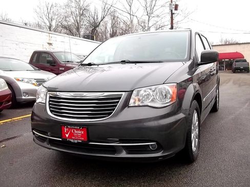 Used 2016 Chrysler Town & Country Touring image 1