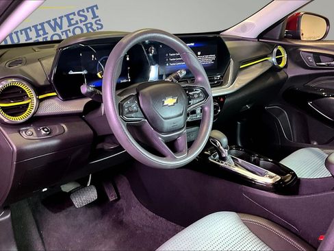 Used 2025 Chevrolet Trax LT FWD image 17