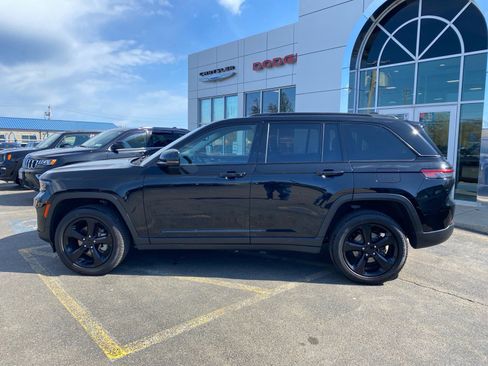 Used 2023 Jeep Grand Cherokee Limited w/ Black Appearance Package AWD/4WD image 8