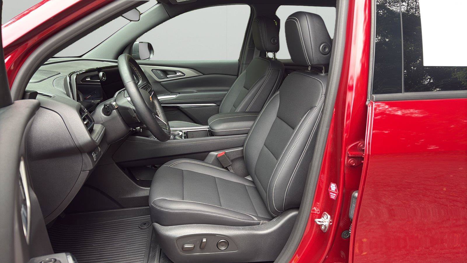 Used 2026 Chevrolet Traverse LT w/ LPO, Floor Liner Package FWD image 10