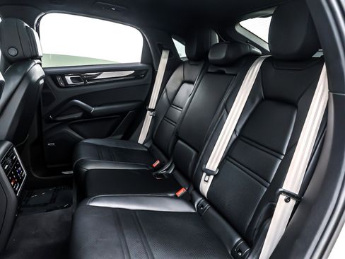 Used 2023 Porsche Cayenne Platinum Edition image 9