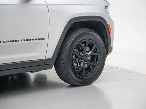 Used 2024 Jeep Grand Cherokee L Laredo AWD/4WD image 8